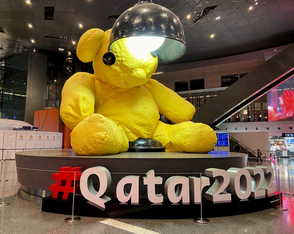 Untitled Lamp/Bear Katar lotnisko miś