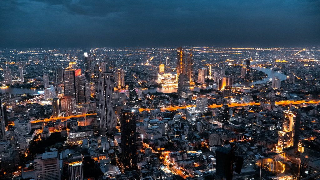 Bangkok nocą King Power Mahanakhon